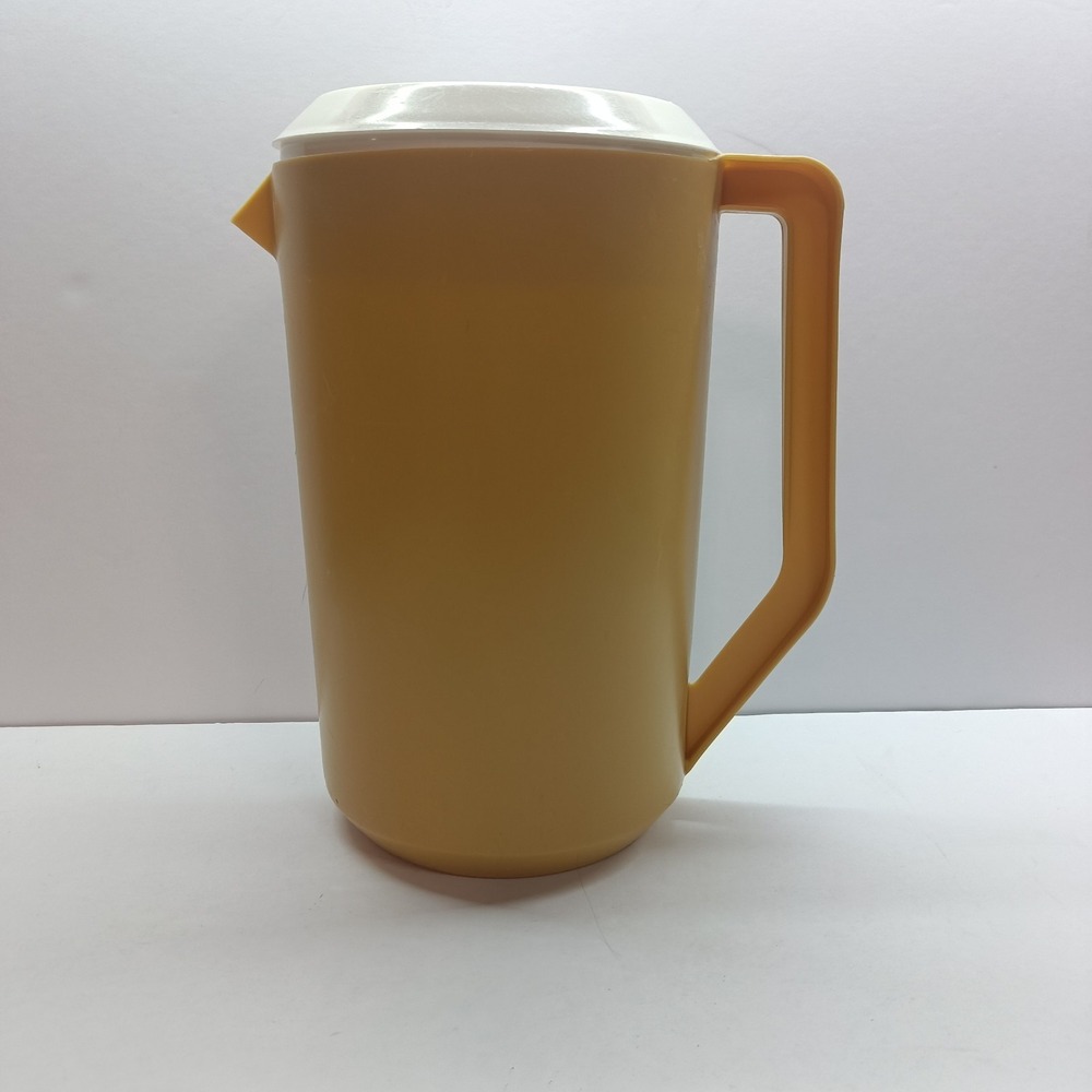Vintage Rubbermaid 1 Gallon Pitcher Harvest Gold‎ #2718 With Lid USA Made